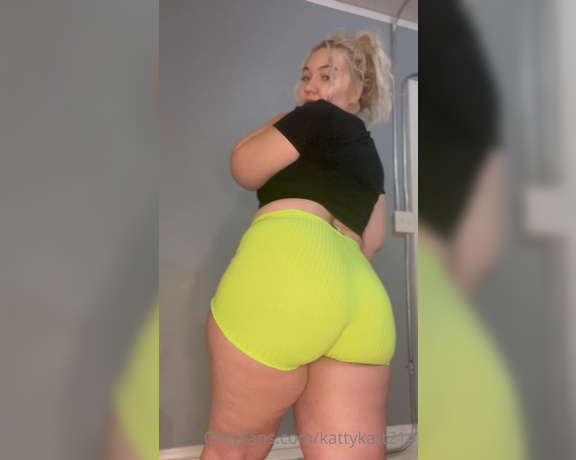 Mrs Kattycakes aka mrskattycakes OnlyFans - Rub your dick while I tease you with this big fat ass