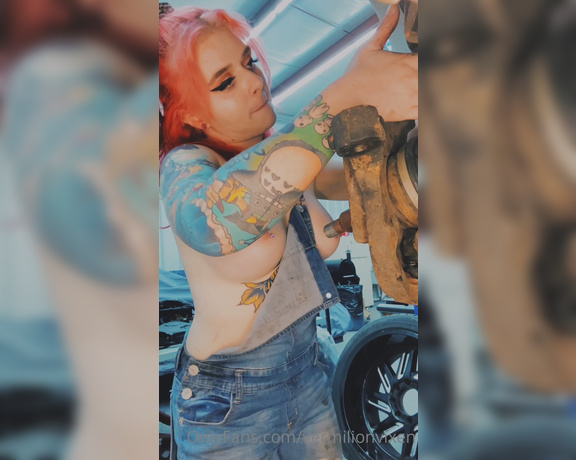 Ms Red aka vermilionvixen OnlyFans - Topless mechanic video enjoy!