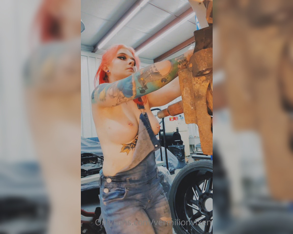 Ms Red aka vermilionvixen OnlyFans - Topless mechanic video enjoy!