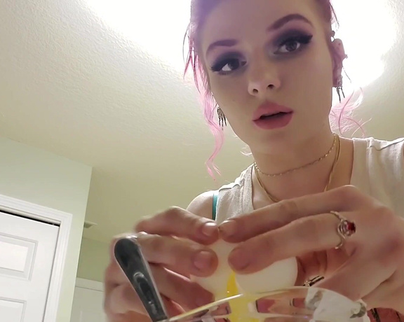 Ms Red aka vermilionvixen OnlyFans - Making keto egg bites for breakfast