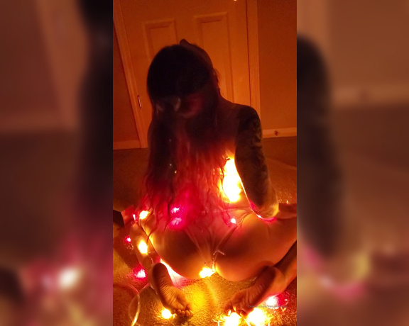 Ms Red aka vermilionvixen OnlyFans - Booty booty these lights are soo much fun