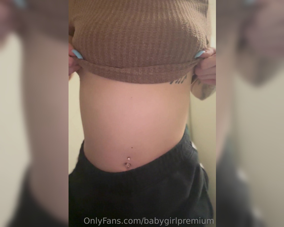 Petite_paulina aka petitepaulinaa OnlyFans - Check your dms to see whats under…