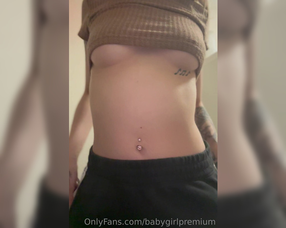 Petite_paulina aka petitepaulinaa OnlyFans - Check your dms to see whats under…