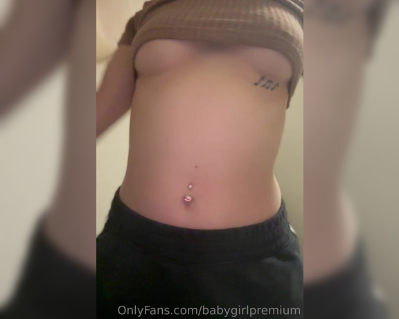 Petite_paulina aka petitepaulinaa OnlyFans - Check your dms to see whats under…