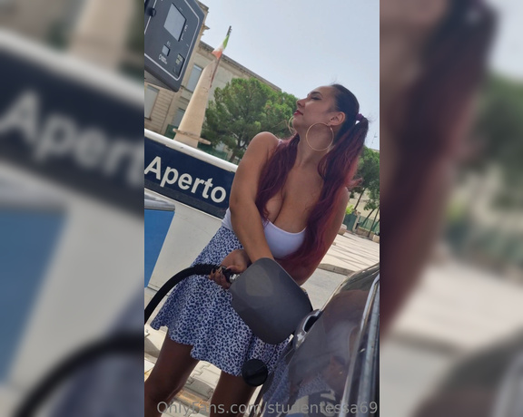 Studentessa aka studentessa69 OnlyFans - Andiamo a far il rifornimento