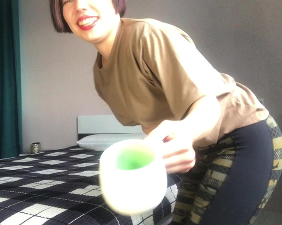 The Fart World aka thefartworld OnlyFans - Lea Farting In A Cup And Letting You Smell It! @leacoco