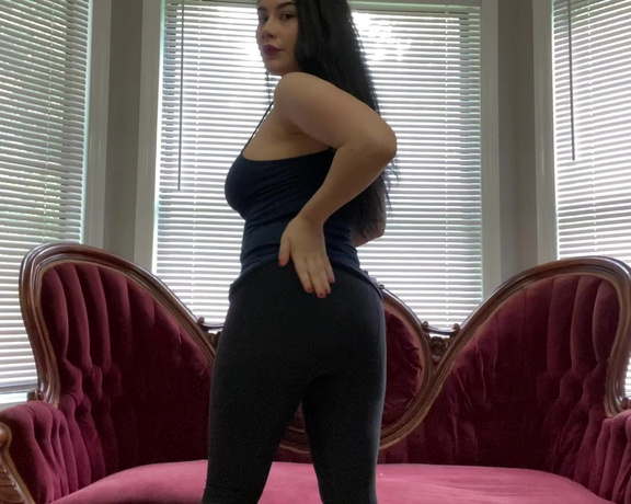 The Fart World aka thefartworld OnlyFans - Luna Farting It Up In Leggings! @lunasexyfartsreal