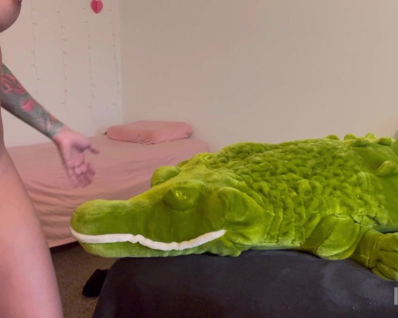 The Fart World aka thefartworld OnlyFans - Sophia Taking Down A Croc With Her Stinky Farts! @thunderalicee