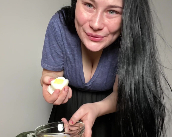 The Fart World aka thefartworld OnlyFans - Luna Farting And Eating Boiled Eggs! @lunasexyfartsreal