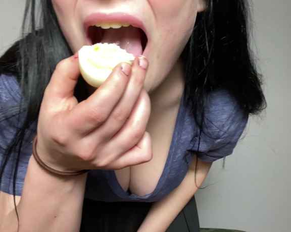 The Fart World aka thefartworld OnlyFans - Luna Farting And Eating Boiled Eggs! @lunasexyfartsreal