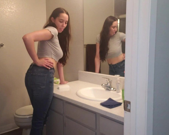 The Fart World aka thefartworld OnlyFans - Kyra Farting In Jeans While Cleaning! @realkyrarose