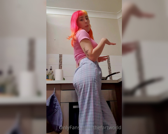 The Fart World aka thefartworld OnlyFans - Freya Farting While Shes Cooking!