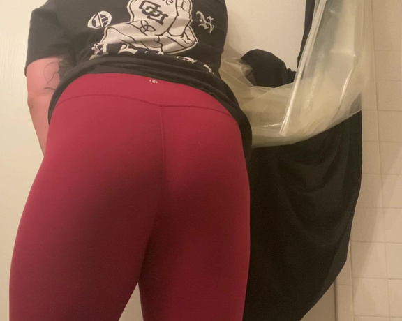 The Fart World aka thefartworld OnlyFans - Lexie With Some Insane Farts In Leggings! @gassylexi