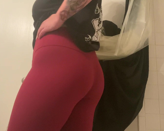 The Fart World aka thefartworld OnlyFans - Lexie With Some Insane Farts In Leggings! @gassylexi