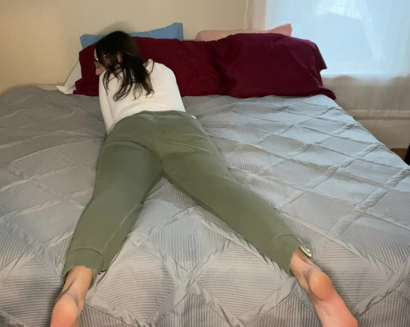 The Fart World aka thefartworld OnlyFans - Audrey Farting In Sweatpants! @nextdoor dreamx