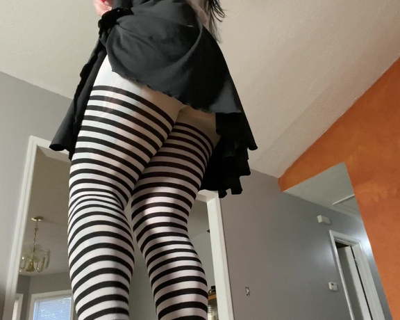 The Fart World aka thefartworld OnlyFans - Luna Farting In Stripped Leggings Custom! @lunasspectacle