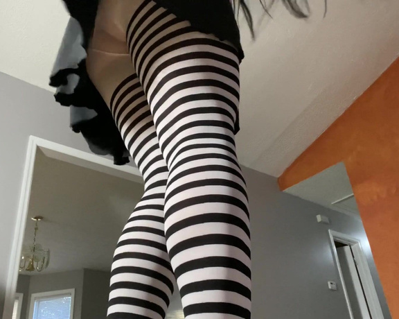 The Fart World aka thefartworld OnlyFans - Luna Farting In Stripped Leggings Custom! @lunasspectacle