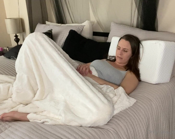 The Fart World aka thefartworld OnlyFans - Audrey Muffled Farts In Bed! @nextdoor dreamx