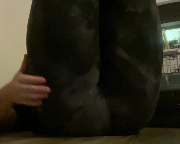 The Fart World aka thefartworld OnlyFans - Lexie Farting In Leggings And Changing The Sound By Squeezing Her Asscheeks! @gassylexi