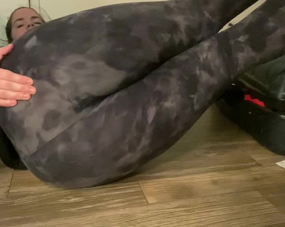 The Fart World aka thefartworld OnlyFans - Lexie Farting In Leggings And Changing The Sound By Squeezing Her Asscheeks! @gassylexi