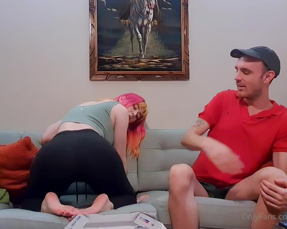 The Fart World aka thefartworld OnlyFans - Freya Farting For The Pizza Delivery Guy! Such a fun unique scenario!