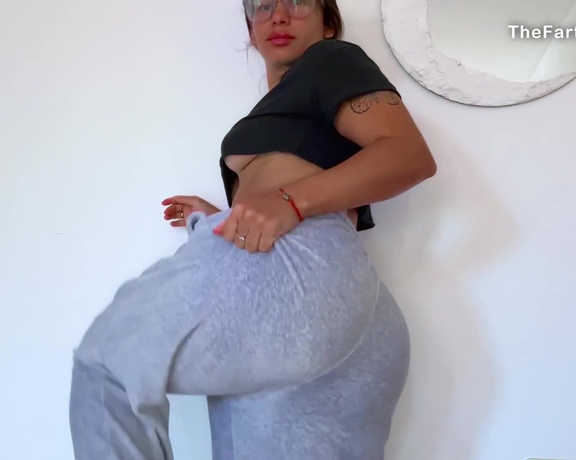 The Fart World aka thefartworld OnlyFans - Laura Farting In Some Cozy Baggy Sweatpants! Theres something so sexy about a hot girl stinking