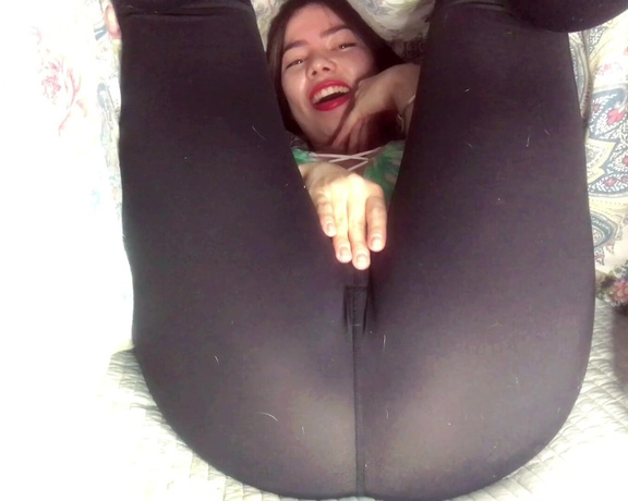 The Fart World aka thefartworld OnlyFans - Lea Dutch Oven Farts While Wearing Leggings! @leacoco