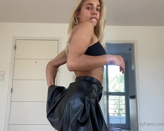 The Fart World aka thefartworld OnlyFans - Brianna Farts In A Leather Skirt! @babyfarts