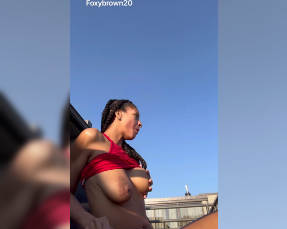 ManyVids - Foxybrown20 - Showing off my tits to the neighbors