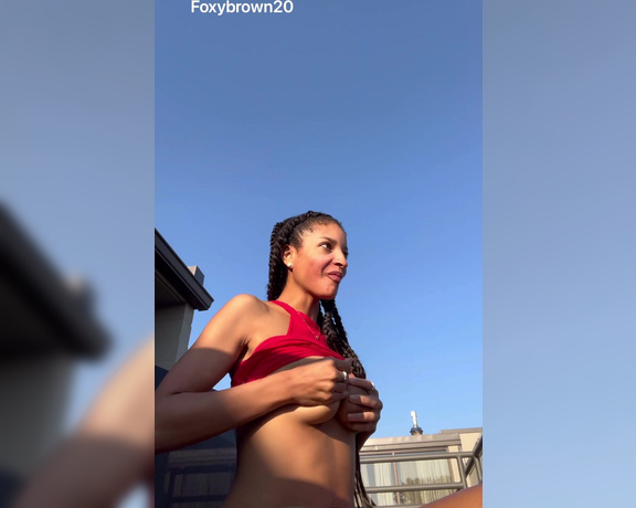 ManyVids - Foxybrown20 - Showing off my tits to the neighbors