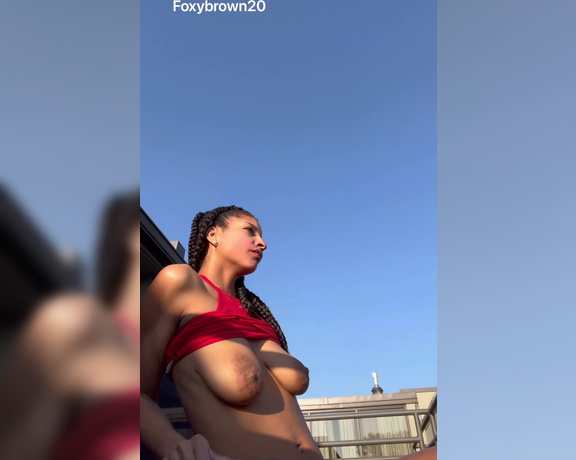 ManyVids - Foxybrown20 - Showing off my tits to the neighbors