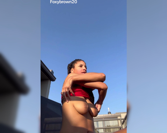 ManyVids - Foxybrown20 - Showing off my tits to the neighbors