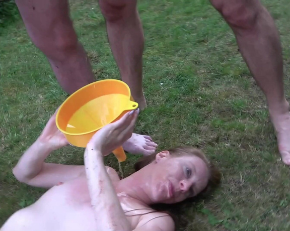 ManyVids - Gangbang Chief - Outdoor pee funnel fun