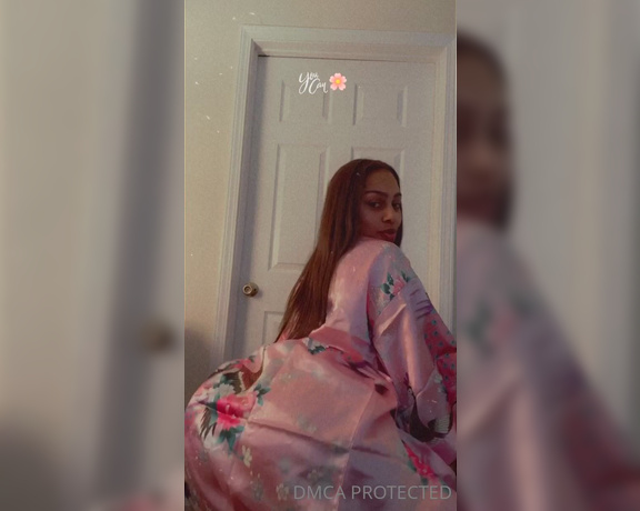 Pretti Yonna aka prettiyonna OnlyFans Video 4245