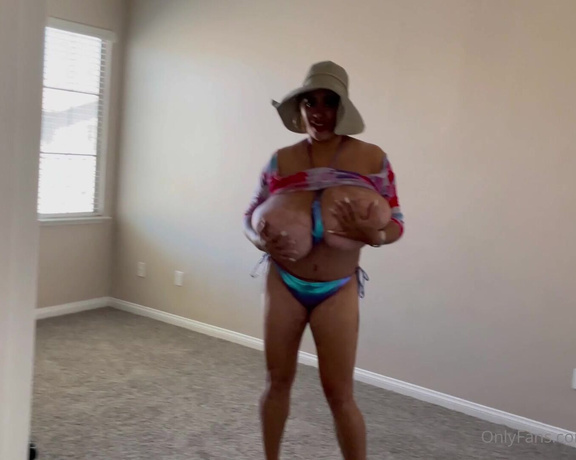 Roxi Red aka roxiredhott OnlyFans - RoxiRed & OnlyfanscomBoobyUniversity