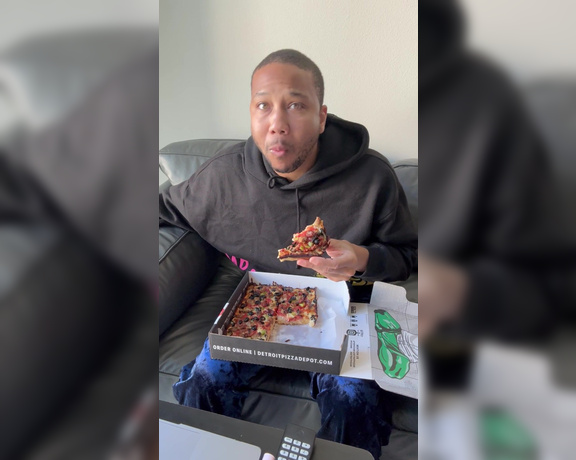 ManyVids - Johnlegendary - Football and Pizza Mukbang