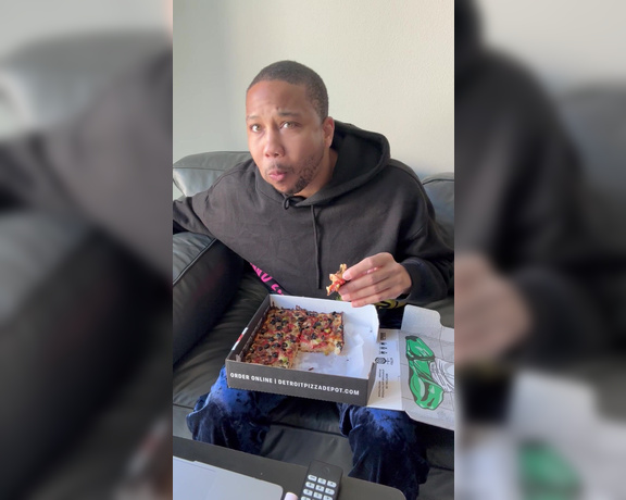 ManyVids - Johnlegendary - Football and Pizza Mukbang