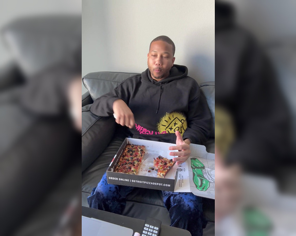 ManyVids - Johnlegendary - Football and Pizza Mukbang