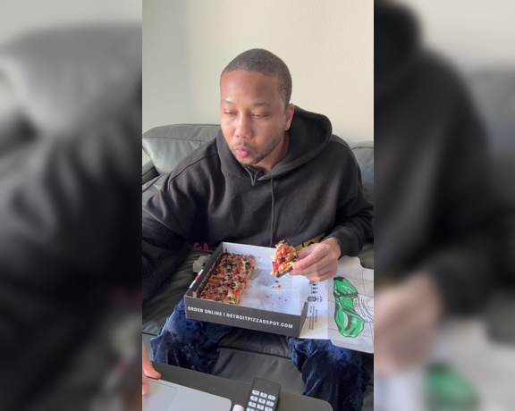 ManyVids - Johnlegendary - Football and Pizza Mukbang