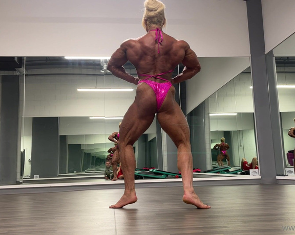 LisaXXXCross aka lisaxxxcross OnlyFans - Some posing practice in the studio after arms today