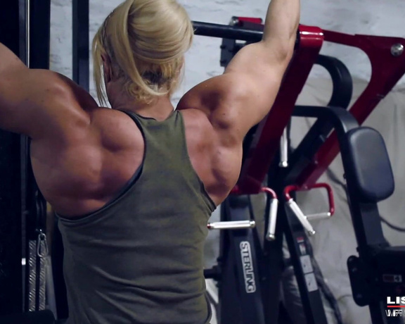 LisaXXXCross aka lisaxxxcross OnlyFans - Training my huge back muscles