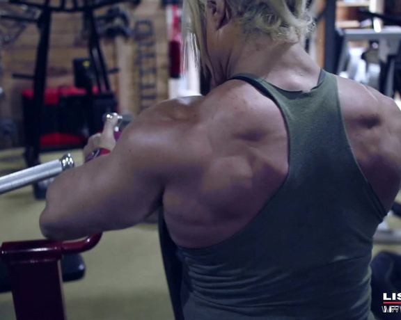 LisaXXXCross aka lisaxxxcross OnlyFans - Training my huge back muscles