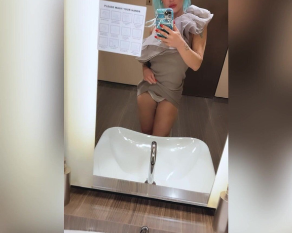 Giglian Foster aka giglianfoster OnlyFans - Alzarsi l’abito in bagno Armani fatto