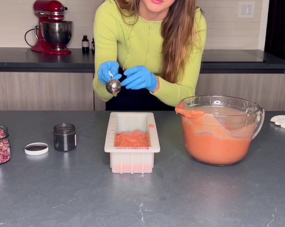 Chem with Wren aka chemwithwren OnlyFans - Join me as I teach you to make this soap I like to call Midnight Rose’