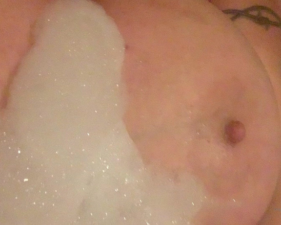 LauraOrsolyaXXX aka laura_orsolya OnlyFans - Morning bath