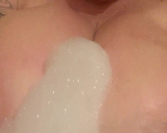 LauraOrsolyaXXX aka laura_orsolya OnlyFans - Morning bath