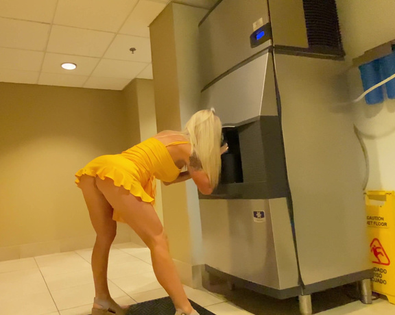 (ManyVids) Rob Piper - Wife gets fucked by ice machine