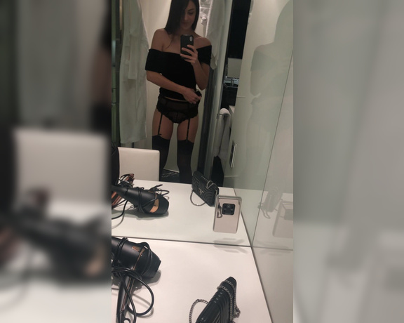 Carolina Abril aka carolina_abril_ OnlyFans - Me voy de cena A ver si encuentro alguien por el camino jiji