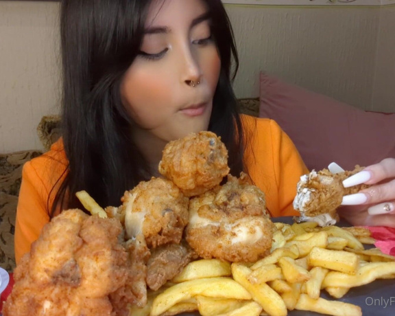 Aeluin aka aeluin OnlyFans - I hope everyone had a lovely Christmas!! Heres that KFC mukbang youve been waiting for hehe