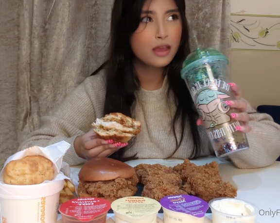 Aeluin aka aeluin OnlyFans - Back with another mukbang! This time its Popeyes This was sooo good omg but you